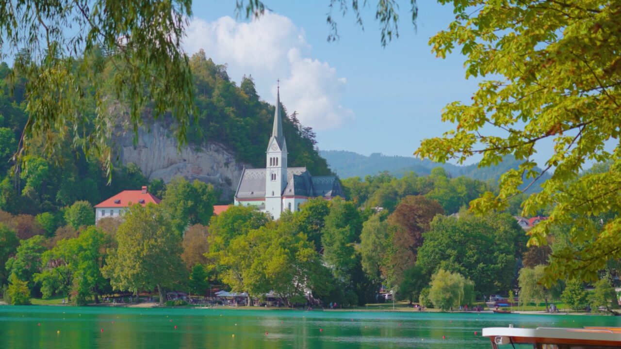 Chiesa di San Martino tra alberi al lago di Bled