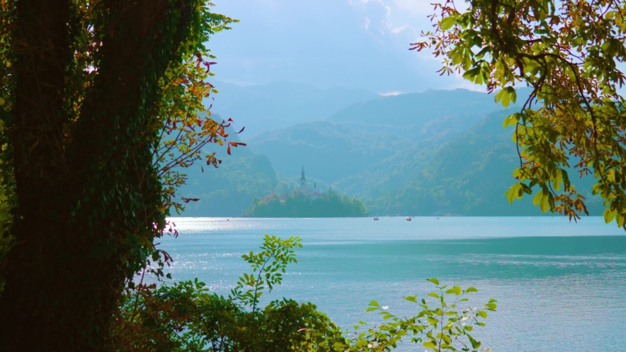 La vista del lago di Bled e delle alte montagne