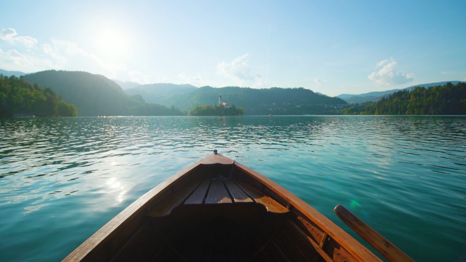 La vista della piccola isola si apre dalla barca di legno sul lago di Bled