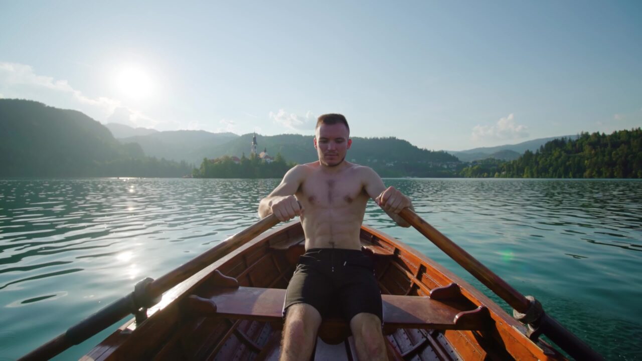 Il giovane nella barca sul lago di Bled