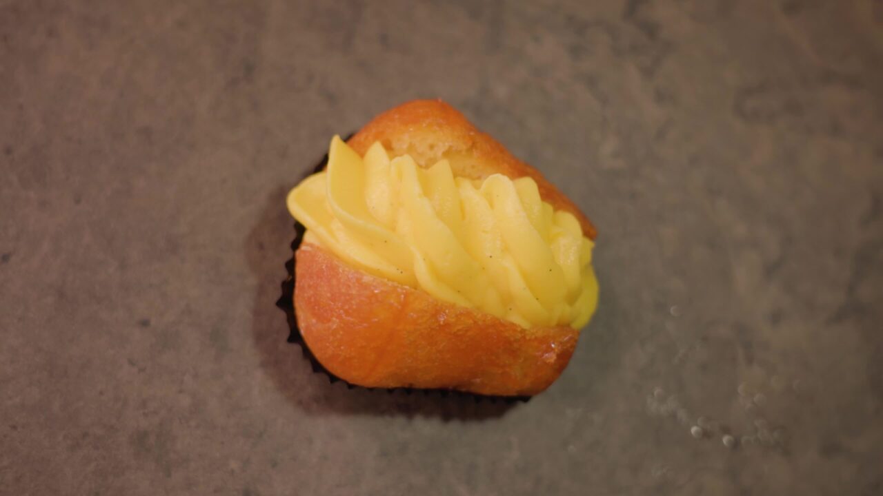 Cupcake fresco con crema pasticcera sul tavolo marrone