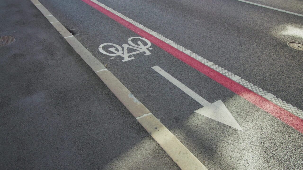 Asfalto con pista ciclabile segnalata nelle vicinanze a Lubiana