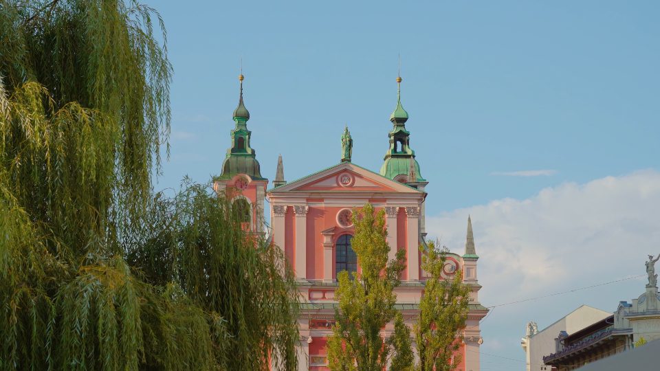 Chiesa di colore rosso brillante con decorazione murale a Lubiana