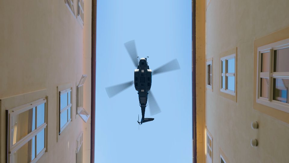 Enorme elicottero vola tra edifici contro il cielo blu