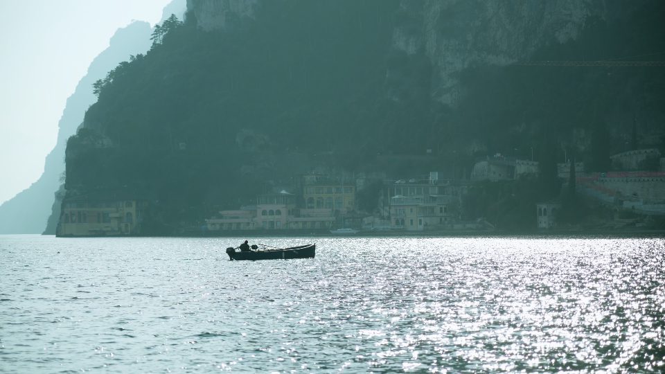 Il peschereccio naviga nelle scintillanti acque del Lago di Garda