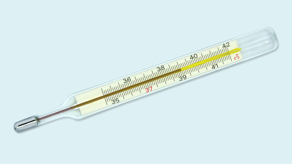 Il termometro a mercurio mostra 39 gradi su sfondo chiaro