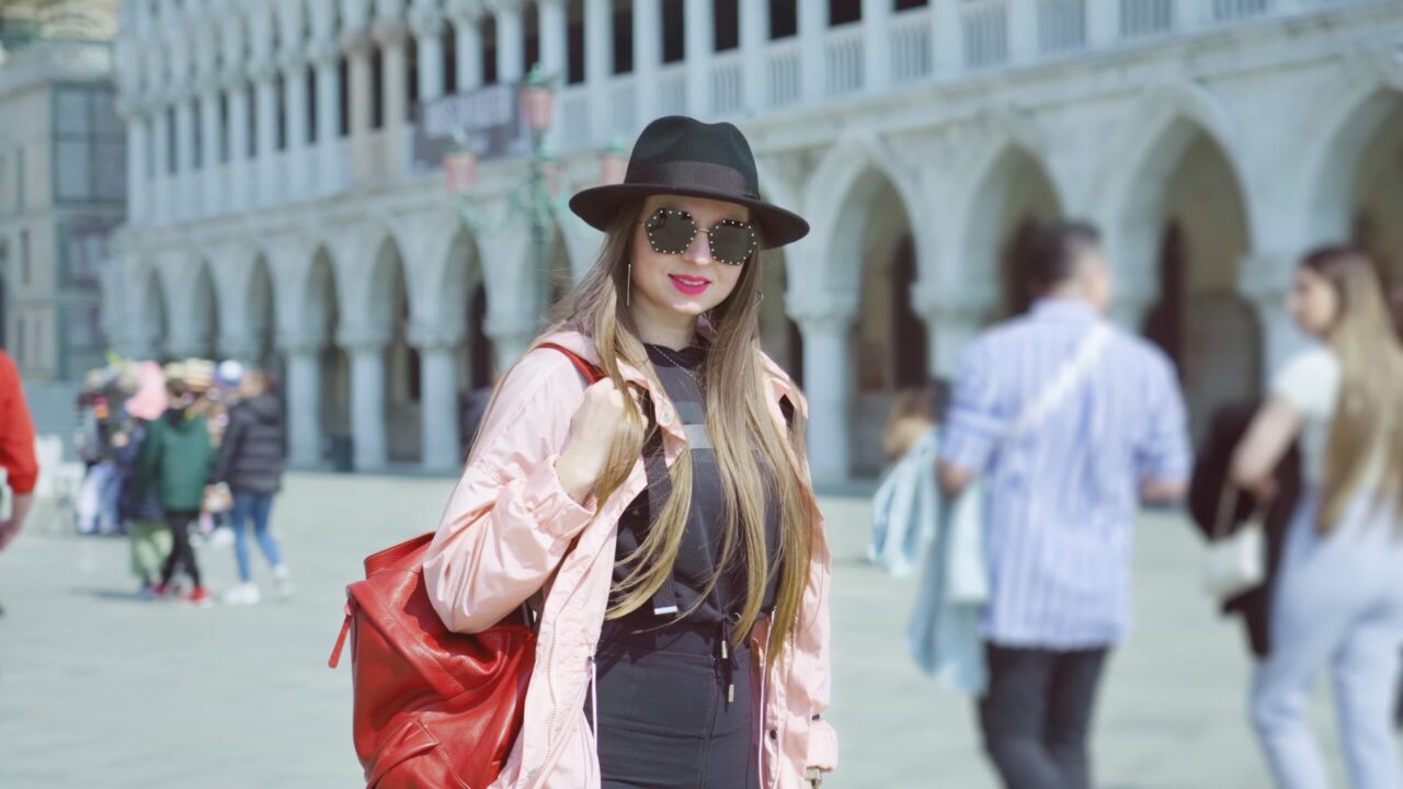 Il turista della giovane donna sta su Piazza San Marco a Venezia