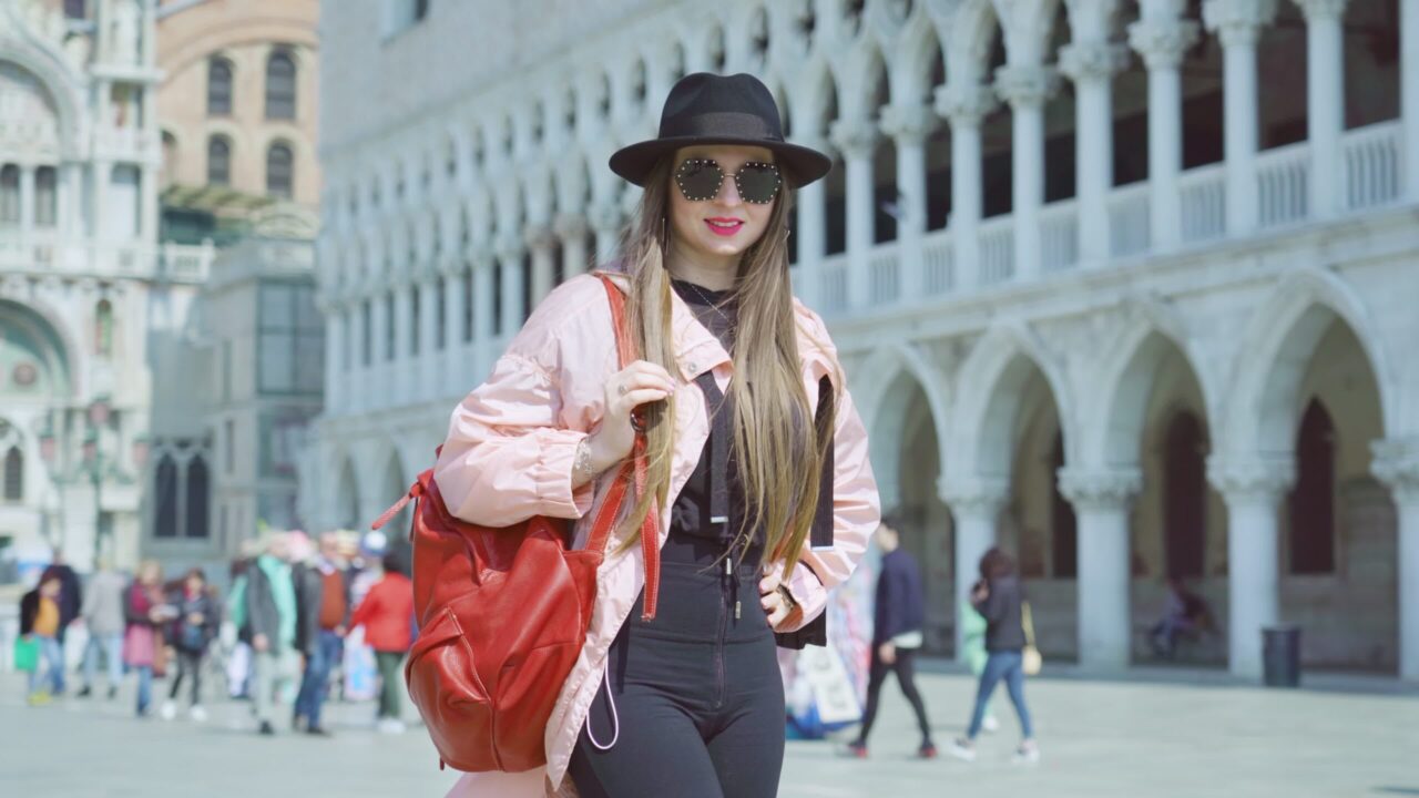 Donna alla moda con cappello nero in Piazza San Marco a Venezia
