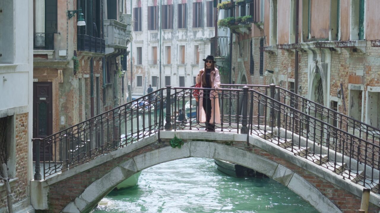 Donna cammina per Venezia