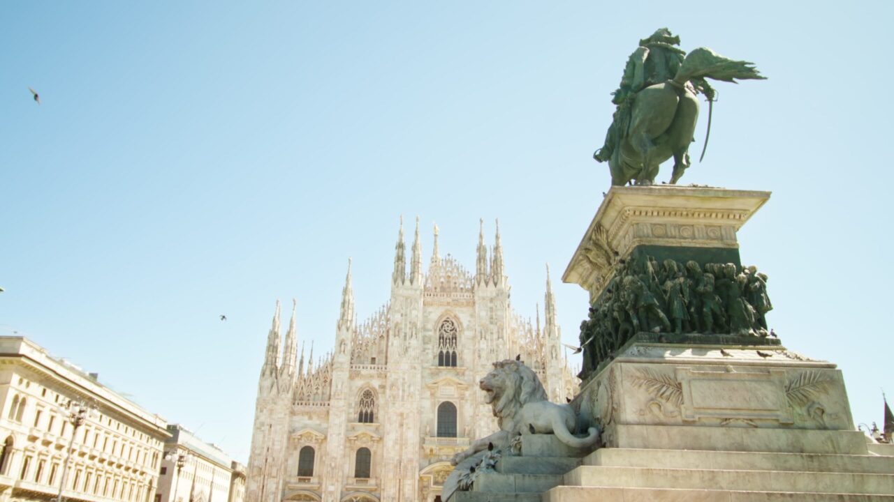 4K stock footage – Historical monument built on square against Duomo in Milan