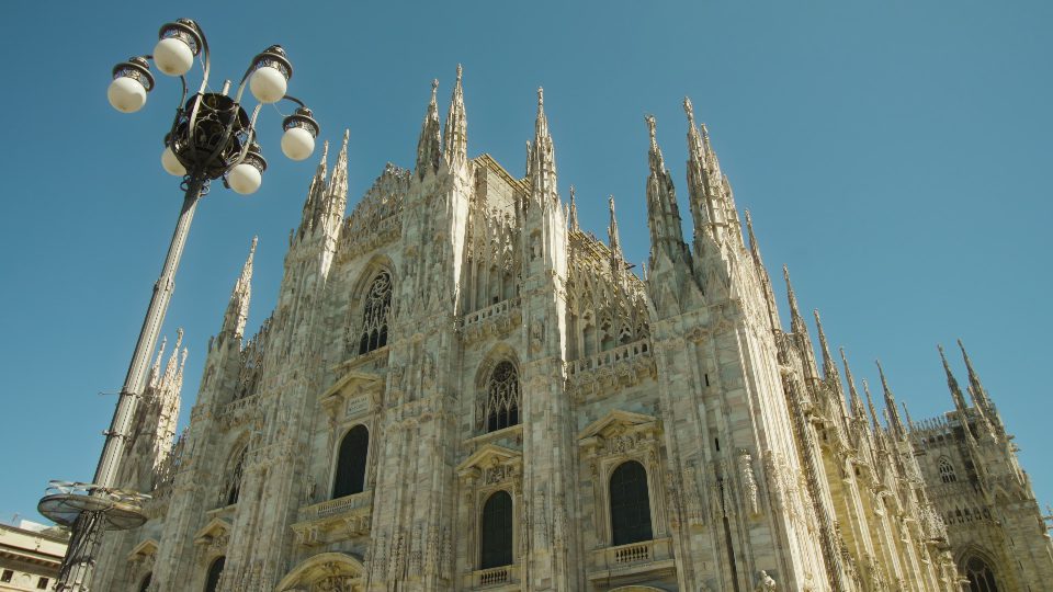 4K stock footage – Street lantern installed on square against Duomo in Milan
