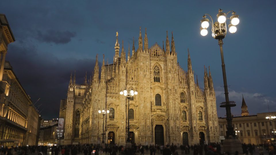 4K stock footage – Street lantern illuminates crowded square against Duomo