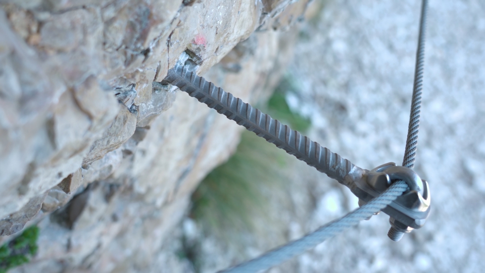 Anchor screw for the steel tail in the mountains