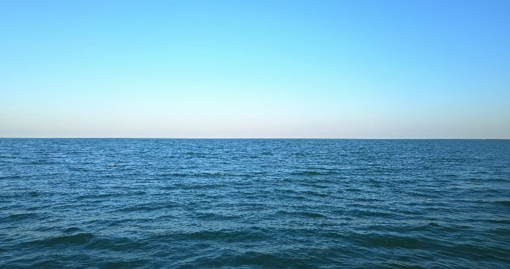 Blue sea with horizon line
