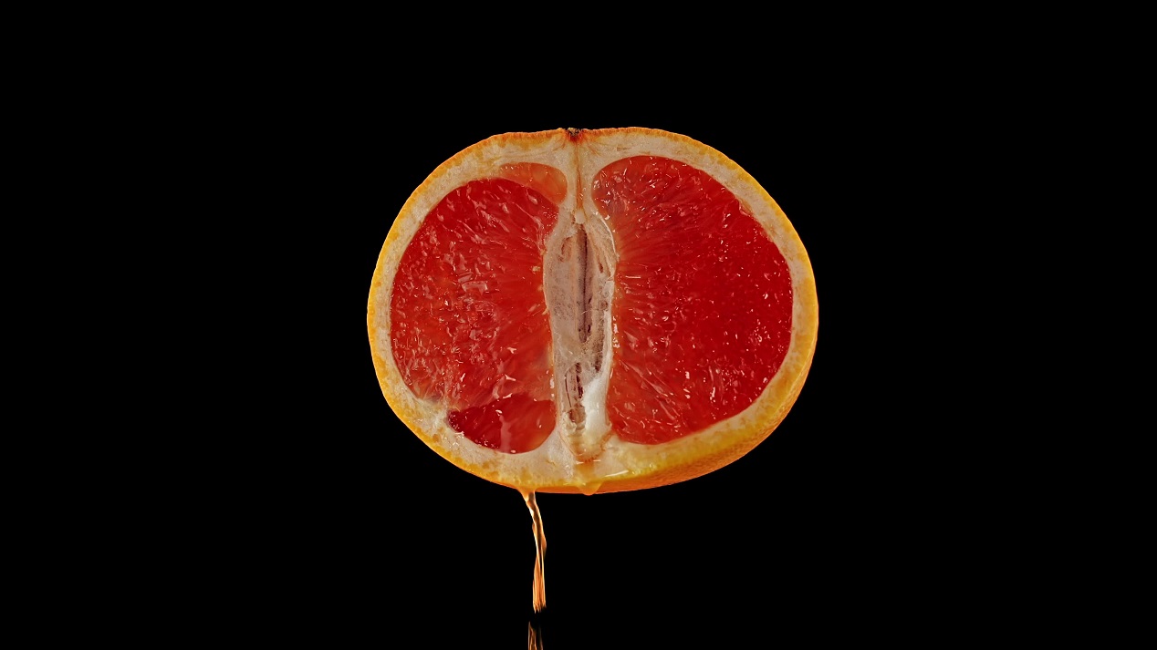 Juice flows from the cut grapefruit