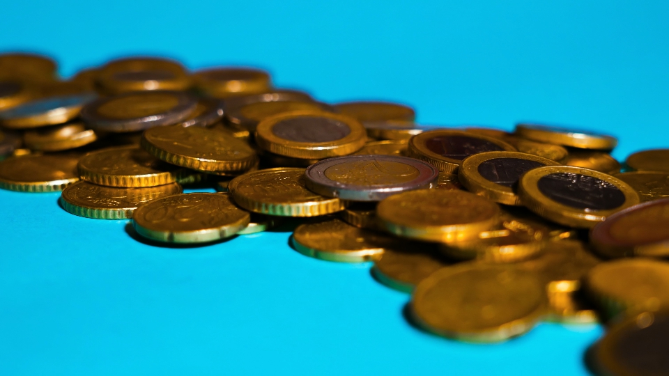 Monete euro sul pavimento blu